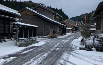 大森銀山_1540264_雪に残る車の跡(持ち込み) cn