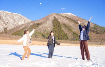 三瓶山_1538283_若者の雪遊び