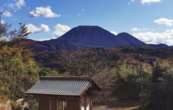 三瓶山_1522298_三瓶山と霊椿山円城寺の門 cn