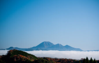 三瓶山_1538166_雲海に浮かぶ三瓶山 tw