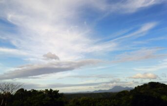 三瓶山_1539407_仁摩から見える三瓶山　夏 pt