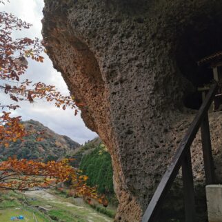 鬼村の鬼岩_1522301_圧巻の鬼岩と大屋の景観 en