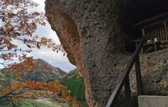 鬼村の鬼岩_1522301_圧巻の鬼岩と大屋の景観