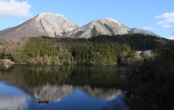 三瓶山_1539942_浮布の池に写る三瓶山(持ち込み) ko