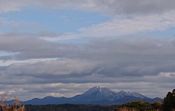 三瓶山_1538545_上野からみる三瓶山 tw