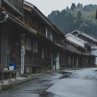 大森銀山地区_1538912_雨けぶる街