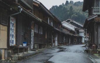 大森銀山地区_1538912_雨けぶる街 en