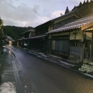 大森銀山地区_1540263_暗くなり街並み照らす街灯(持ち込み) ko