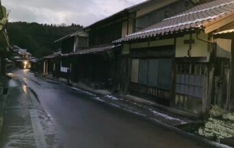 大森銀山地区_1540263_暗くなり街並み照らす街灯(持ち込み) cn